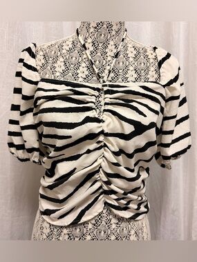 3/$30 🌺 H&M Zebra Crop Top